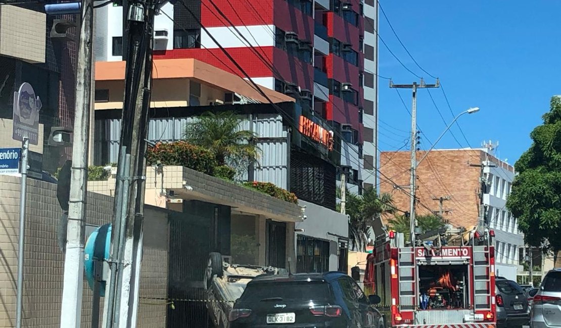Carro capota e colide contra portão de residencial na Ponta Verde