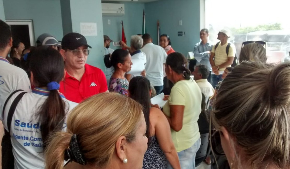 Servidores de Girau do Ponciano fazem paralisação dentro da prefeitura