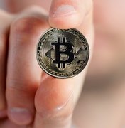 Bitcoin tem forte queda após superar US$ 34 mil pela primeira vez