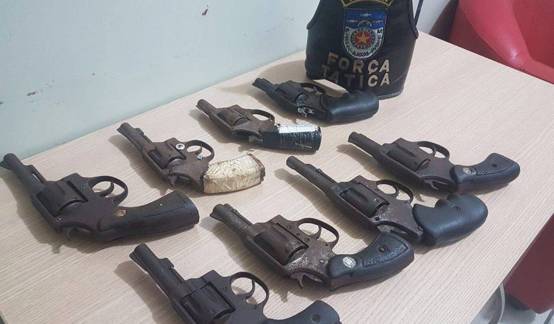 Mulher é presa após esconder oito armas de fogo no teto de casa em Maceió