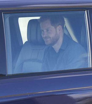 Príncipe Harry é fotografado na chegada em Londres para o funeral do avô