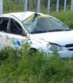 Táxi capota e deixa três pessoas feridas na AL-101 Sul, em Marechal Deodoro