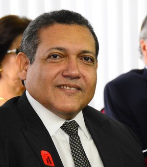 Ministro Nunes Marques libera celebrações religiosas presenciais