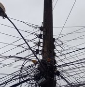 Arapiraca: População alerta para risco de fios se soltarem de poste 