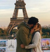Mulher beija desconhecidos em cartões-postais, e fotos viralizam na web
