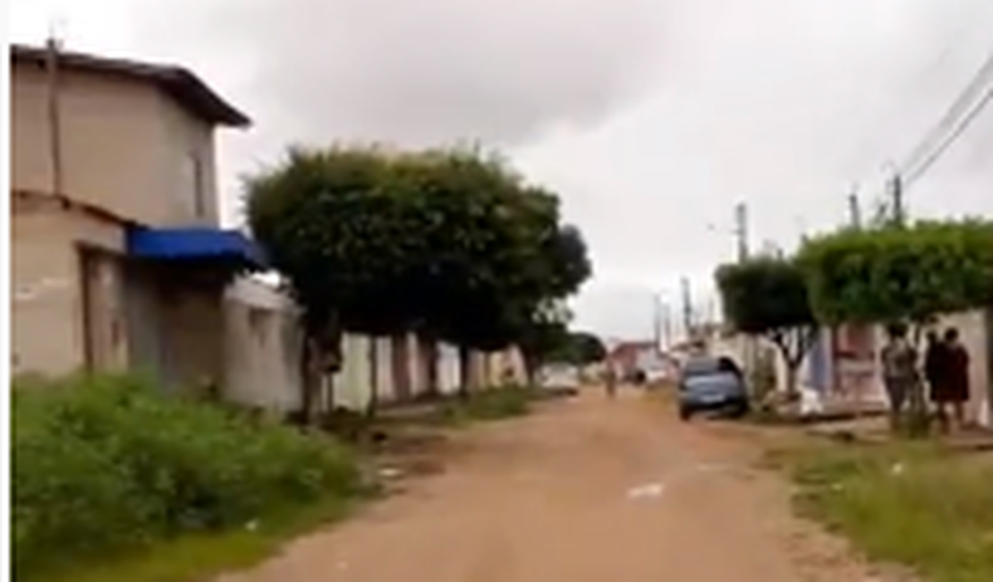 [Vídeo] Moradores denunciam abandono de obra de calçamento em Arapiraca