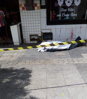 Idoso morre em calçadão da rua do Comércio, em Maceió