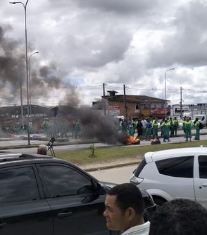 Funcionários de empresa terceirizada de Maceió protestam por salários atrasados