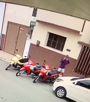 [Vídeo] Câmeras flagram furto de motocicleta em plena luz do dia