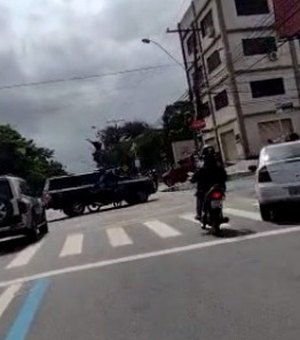 Motociclista colide com carro da Polícia Civil em cruzamento no Farol