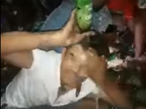 Vídeo mostra homem tomando banho com cerveja após caminhão carregado com o produto tombar