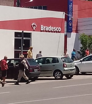 Funcionários são feitos reféns em assalto a agência bancária na Bahia