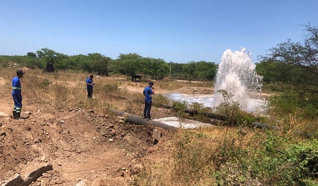 Adutora rompe em Delmiro Gouveia e várias localidades do município ficam sem água no Sertão
