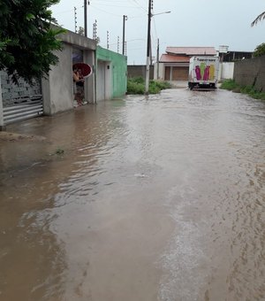 Moradores reclamam de esgotamento do bairro Canafístula, em Arapiraca
