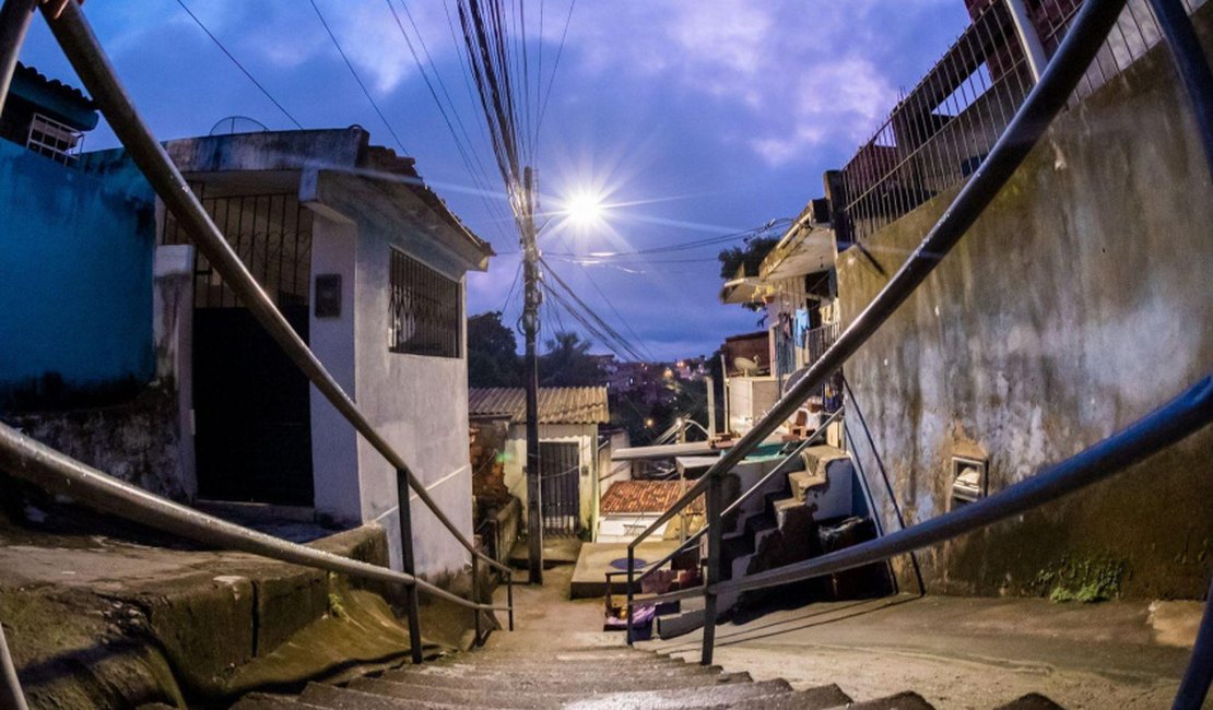 Mais duas comunidades de Maceió recebem iluminação com tecnologia LED