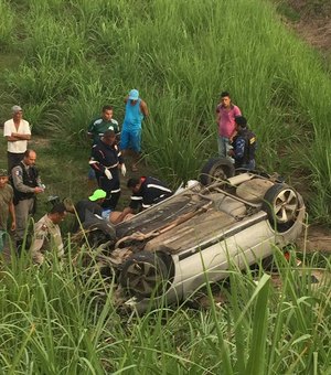 Carro capota na rodovia AL 105 e deixa quatro feridos em Porto Calvo