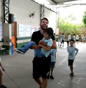 Professor viraliza pulando corda com aluno cadeirante: 'Me sinto honrado'