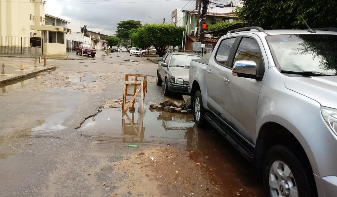 Moradores pedem reparos no asfalto da Rua Hamilton de Barros, parte baixa de Maceió