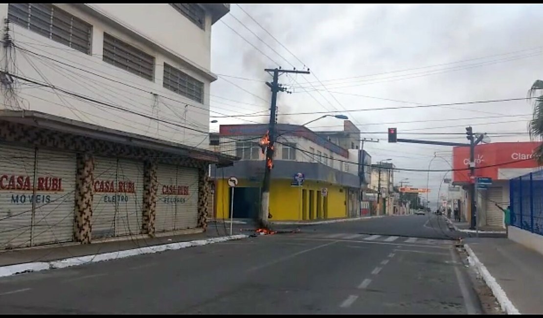 [Vídeo] Rede de energia elétrica pega fogo próximo de escola em Arapiraca