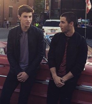 Suposto ?namoro? entre Nick Jonas e Shawn Mendes causa reboliço nas redes sociais