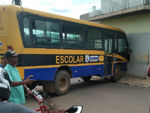 Ônibus escolar da prefeitura de Taquarana bate em poste e colide em prédio