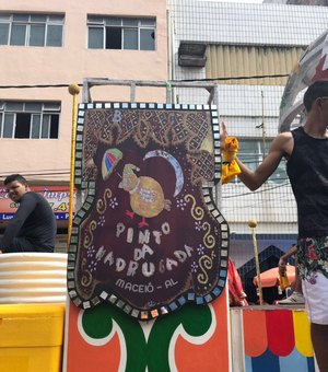 Pinto da Madrugada é homenageado durante desfile do Galo da Madrugada
