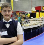 Garoto com autismo constrói réplica do Titanic com 56 mil peças de Lego