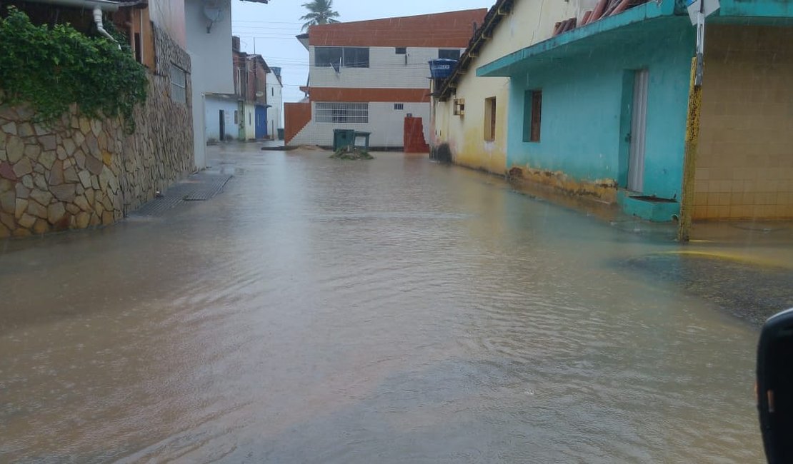 Fortes chuvas castigam cidades do litoral Norte de Alagoas