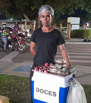 Jovem vende doces em Arapiraca e sonha se tornar estilista profissional