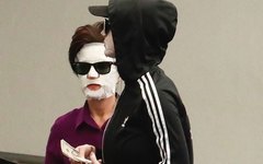 Katy Perry e sua mãe com máscaras faciais, em Los Angeles