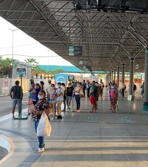 Primeiro dia de bloqueio total em Fortaleza tem aglomeração em terminais de ônibus 