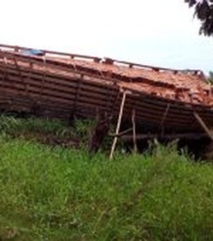 Carroça de caminhão ‘tomba’ na zona rural de Maragogi