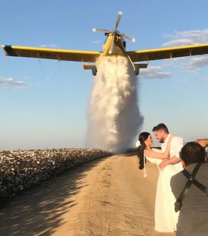 Noivos surpreendem em ensaio com rasante de avião-bombeiro e vídeo viraliza