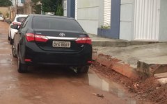 Moradores não conseguem estacionar seus veículos na garagem na rua Antônio Ferreira Loz