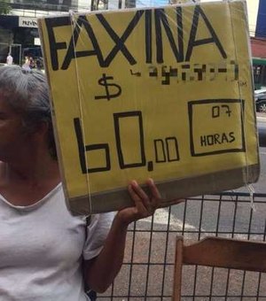 'Fico pensando em leis enquanto limpo privadas': a advogada que virou faxineira em São Paulo