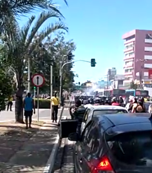[Vídeo] Protesto de ex-funcionários da Veleiro termina em confronto com o Bope