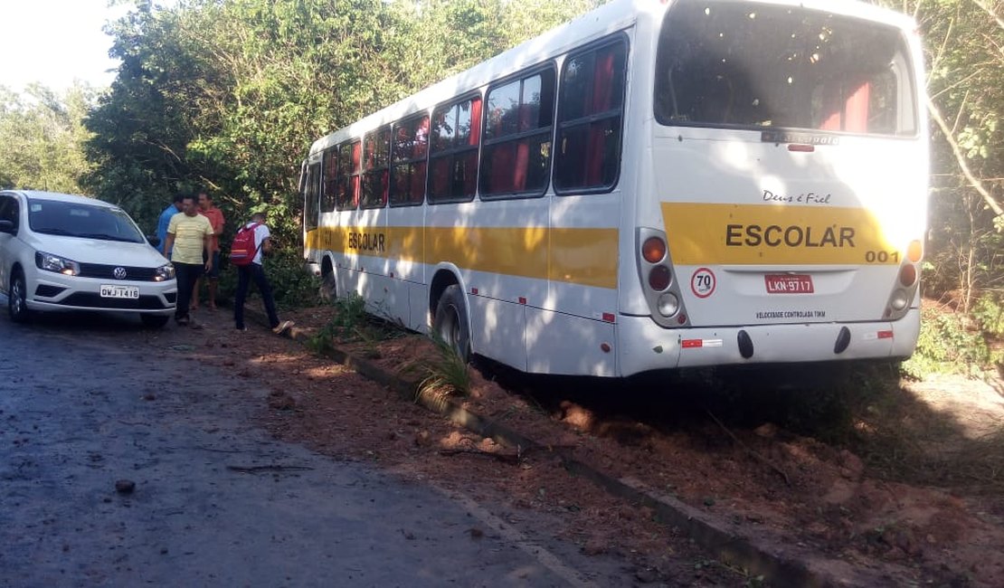 Ônibus com alunos da zona rural de Junqueiro sofre acidente