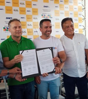 [Vídeo] Renan Filho e Paulo Dantas assinam convênio e recuperação da AL110 em Taquarana é iniciada