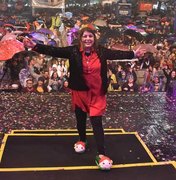 Roberta Miranda faz show de pantufa e guarda-chuva em Garanhuns 