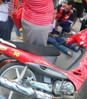 Colisão entre carro e moto deixa mulher ferida no Centro
