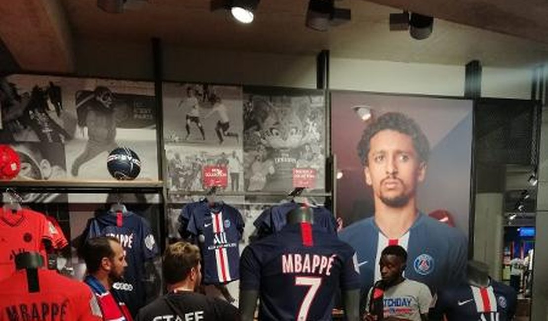 Xingado pela torcida, Neymar já some de lojas do PSG e nem vai ao estádio