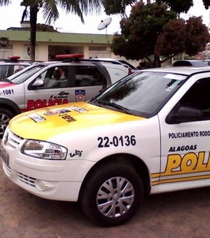 Carro é roubado na porta de residência, em Arapiraca