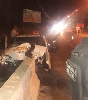 Veículo colide com mureta na AL 101 Norte, em Paripueira 