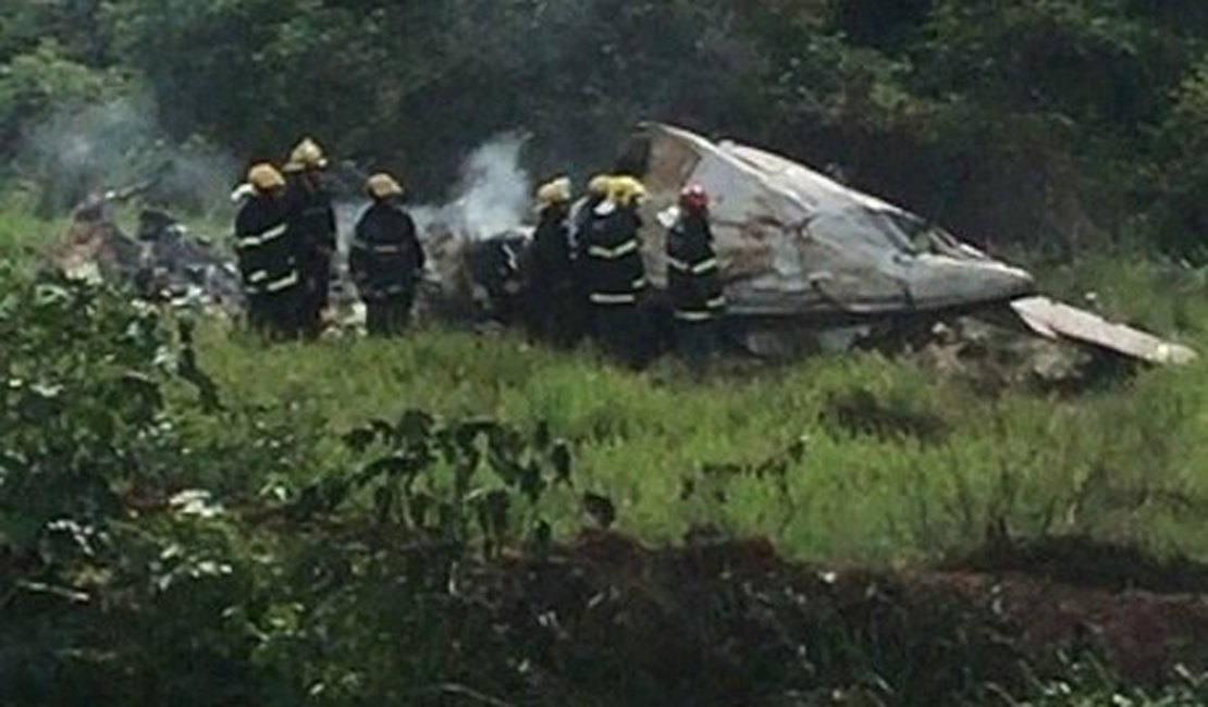 Avião cai e mata quatro pessoas em Minas Gerias