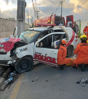 Durante perseguição, viatura colide com muro e PMs ficam feridos em Maceió