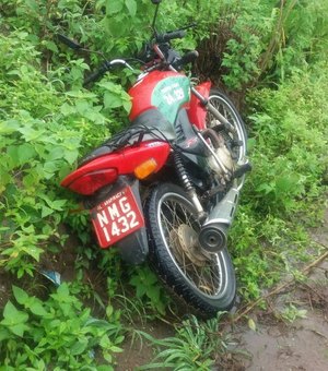 Motocicleta com queixa de roubo é recuperada após ser abandonada