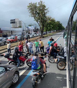 Motoristas de aplicativo fecham avenidas na capital após morte de colega de trabalho
