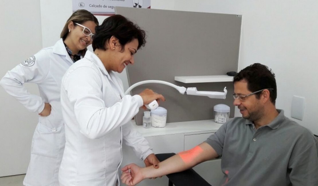Em Arapiraca, laboratório surpreende pacientes com aparelho que localiza veias