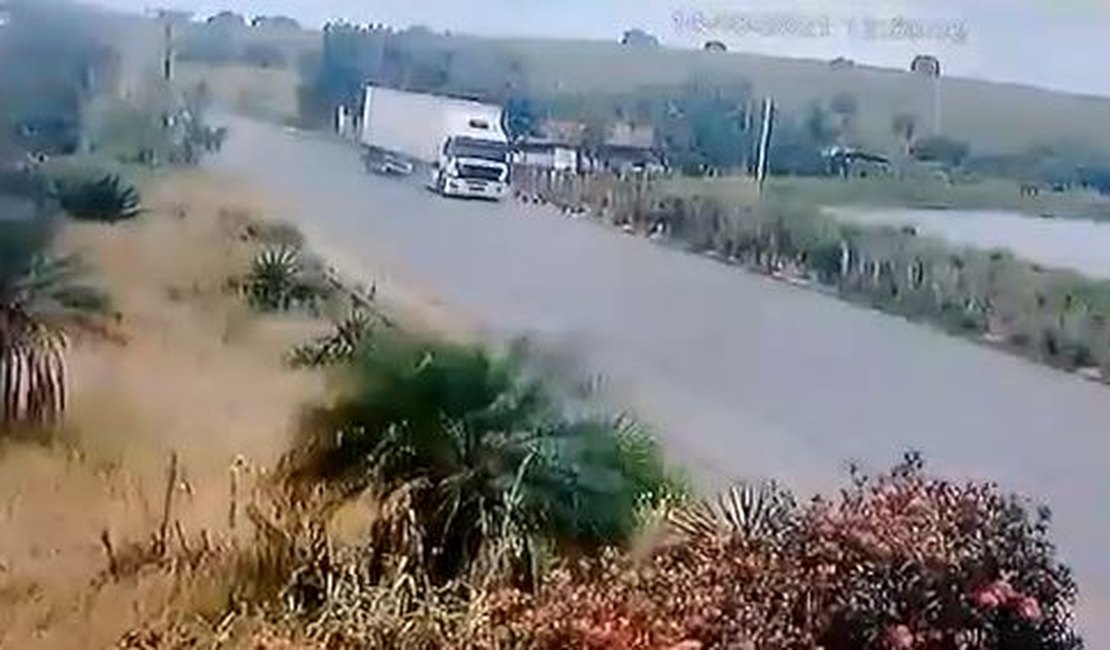 Carreta atropela homem e arrasta corpo da vítima pela rodovia AL-110