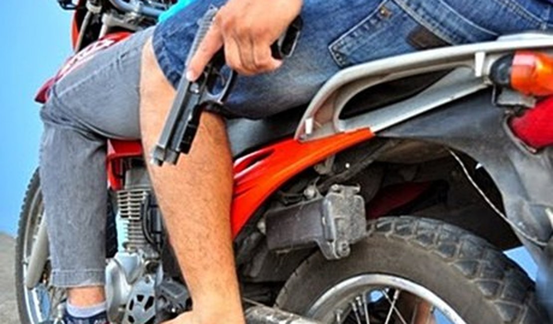 Trio em motocicleta assalta posto de combustível e rouba 400 reais, em Lagoa da Canoa